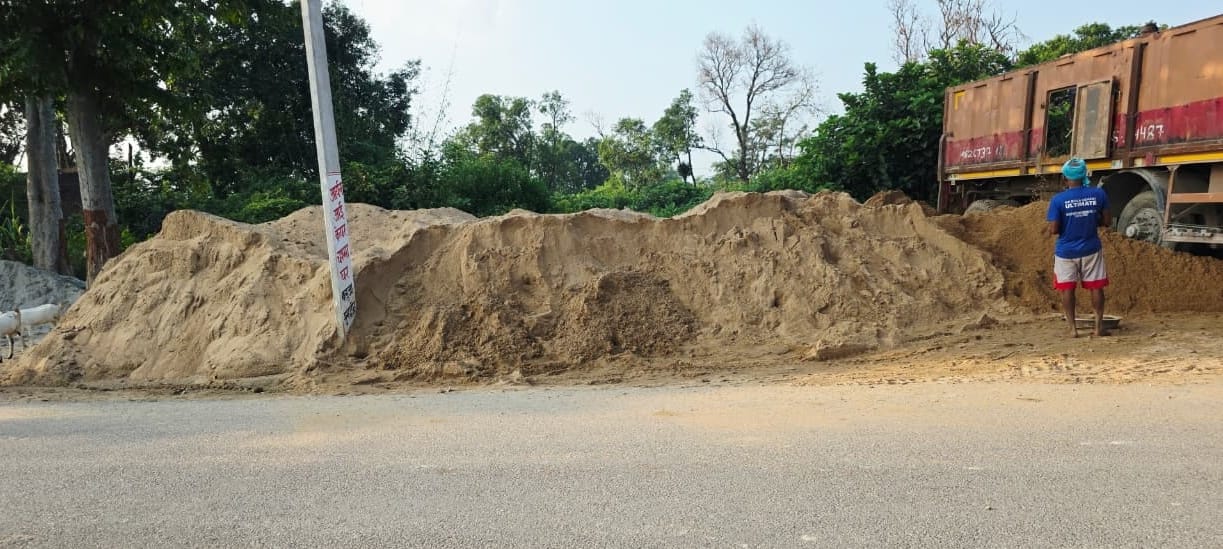 पवई बाजार स्थित बिल्डिंग मैटेरियल की दुकान। संवाद