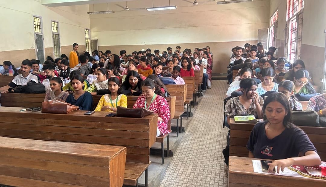 पांवटा साहिब कॉलेज में आयोजित कार्यक्रम में एआई व रोजगार के बदलते स्वरूप पर जानकारी प्राप्त करत