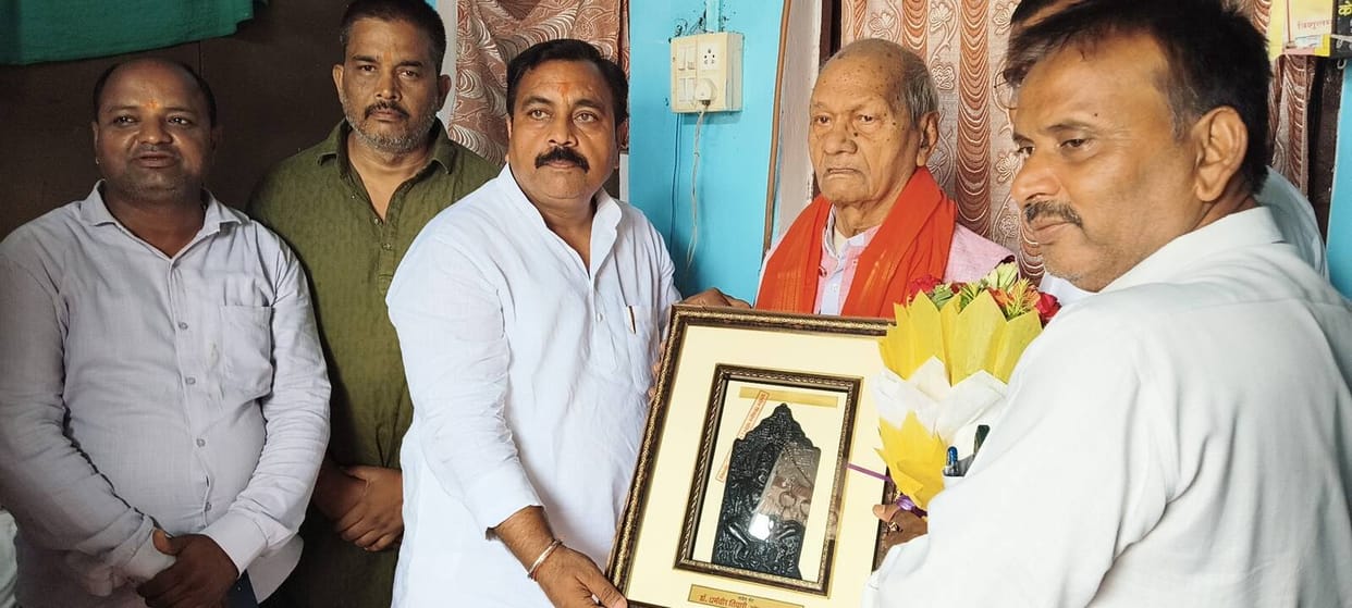 Veteran litterateur Dr. Arjun Das Kesari honored during the 'Seva Sankalp Pakhwada' (Fortnight of Service Resolve)