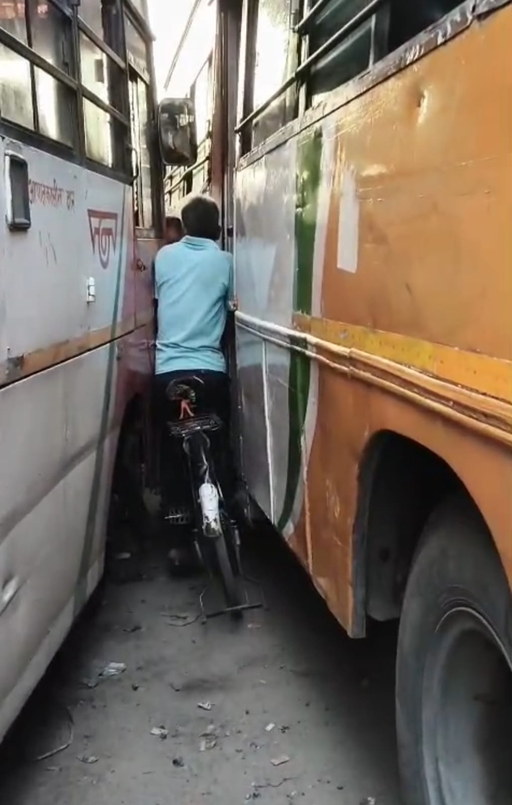 A cyclist was trapped between two buses due to the driver's negligence.