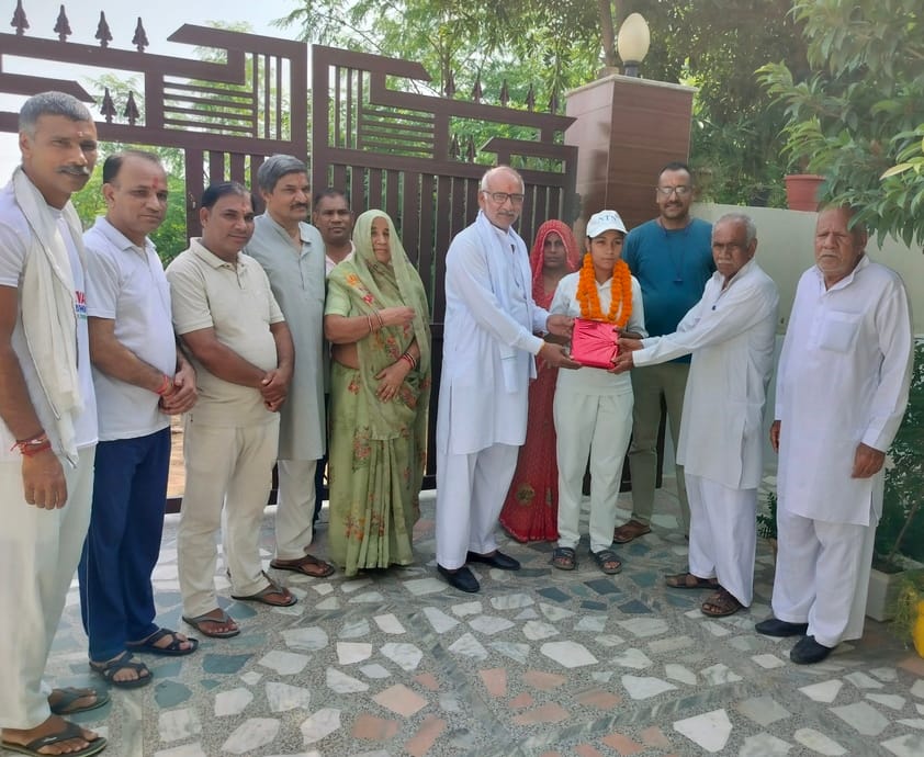 रोली जांगिड़ का गांव में सम्मान करते ग्रामीण। स्रोत : ग्रामीण