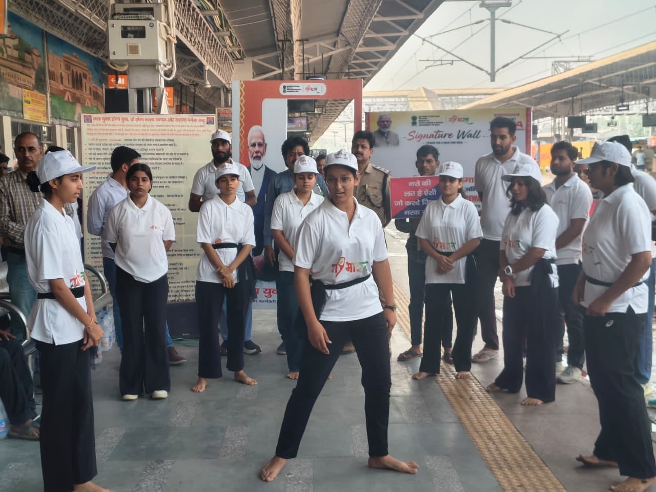 रेलवे स्टेशन पर नुक्कड़ नाटक प्रस्तुत करते युवा। स्रोत : प्रशासन