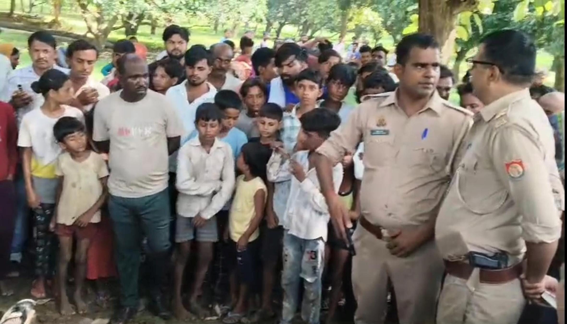 रुपईडीहा में युवक का शव मिलने के बाद जांच करती पुलिस। 