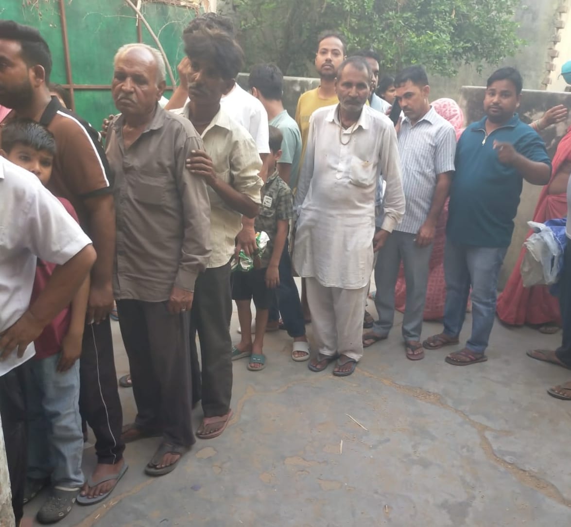 राशन डिपो पर लगी पात्र परिवारों की लाइन। 