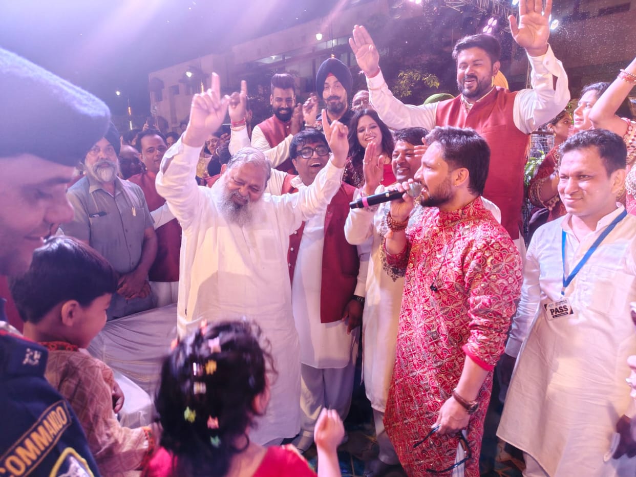 Minister Vij danced to bhajans during Ganesh Utsav