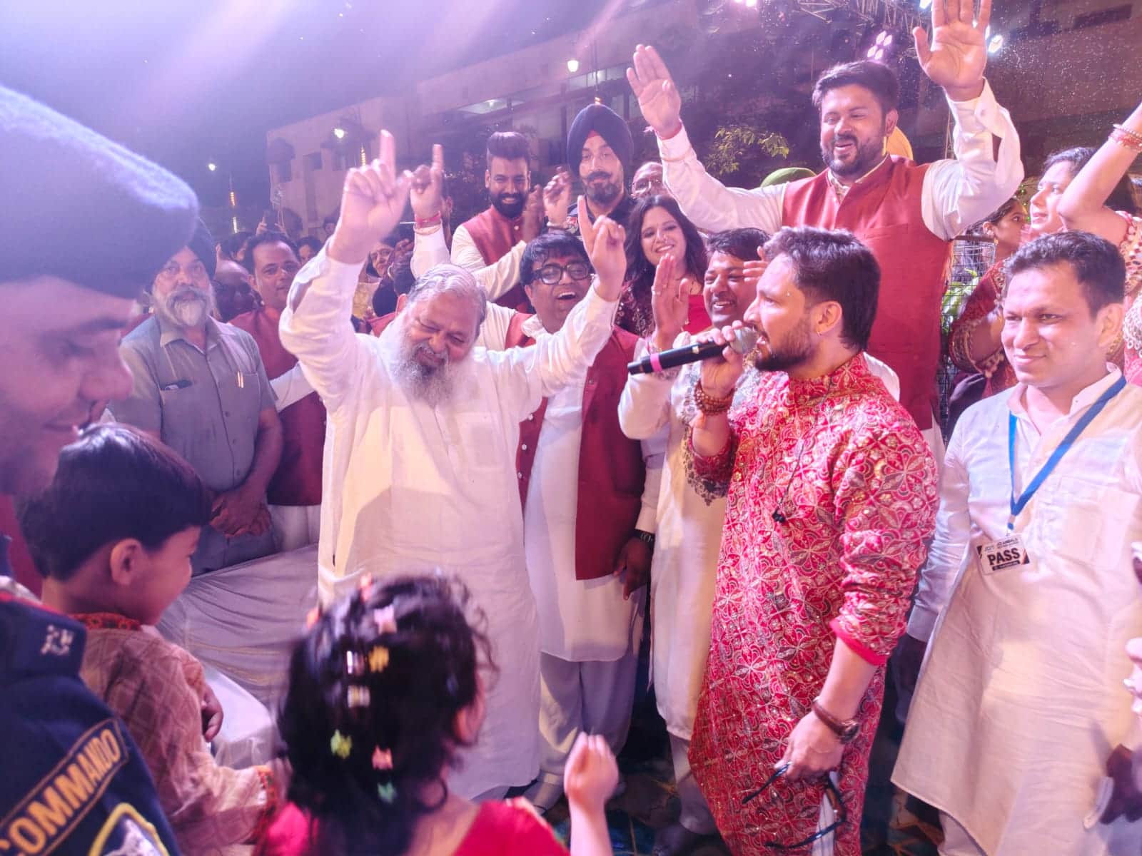 सुभाष पार्क के सामने गणेश उत्सव में भजन पर झूमते मंत्री अनिल विज। संस्था
