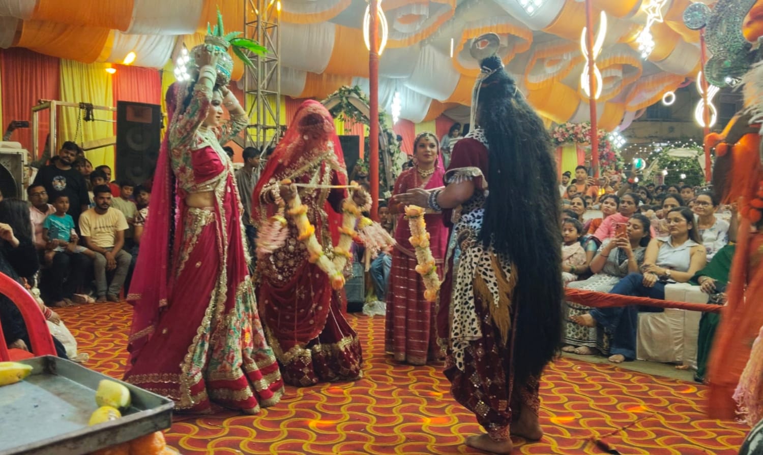 सुभाष पार्क में गणेश महोत्सव के दौरान सजीव झांकी में राम सीता विवाह का मंचन करते कलाकार। संवाद