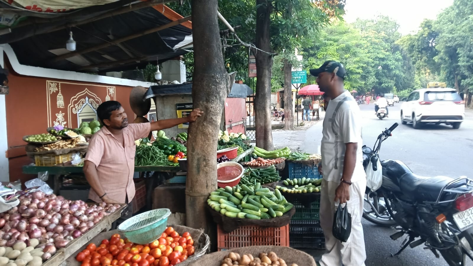 सब्जी खरीदता ग्राहक।
