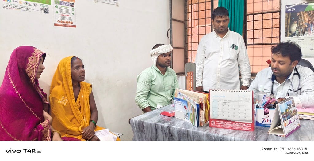 सीएचसी बहादुरपुर कलवारी में मरीज का इलाज करते डाॅ पवन कुमार। स्रोत: विभाग