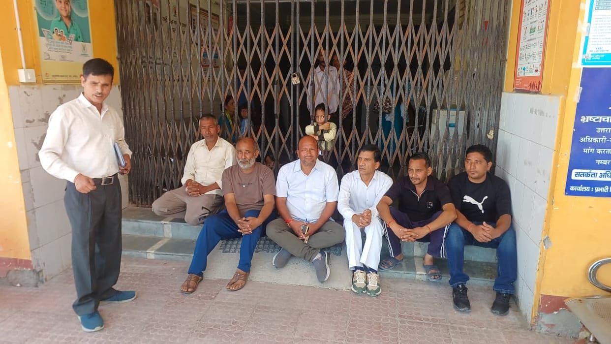 Congress members lock up CHC Devayal.
