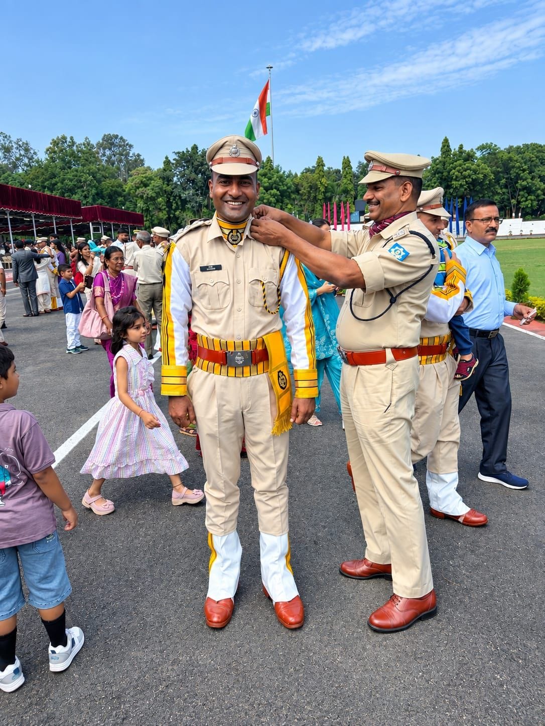 सहायक कमांडेंट भवदीप डाला को पासिंग आउट परेड में बैज लगाते सैन्य अधिकारी।