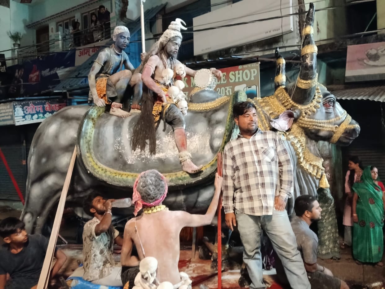 The immersion of Ganesha idols took place amidst resounding chants.