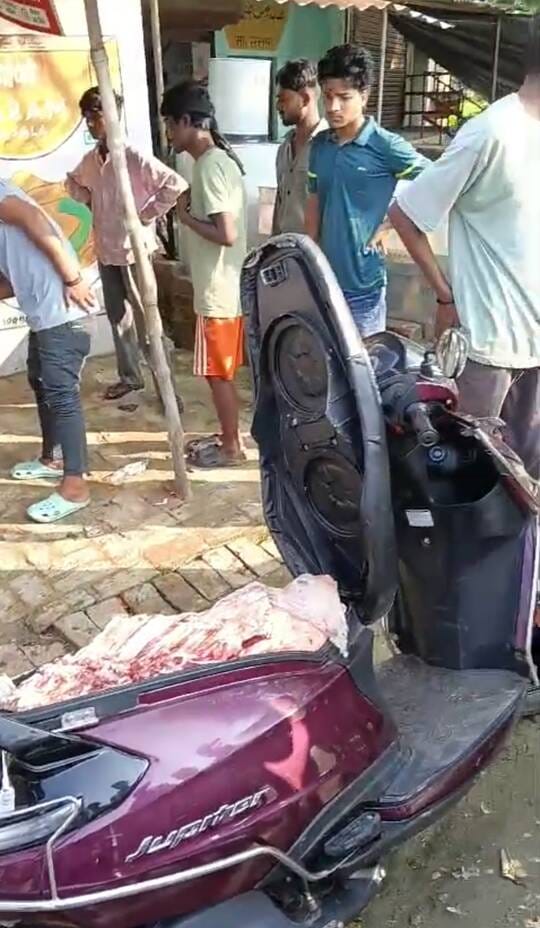 Shopkeeper beaten up on allegations of transporting banned meat.