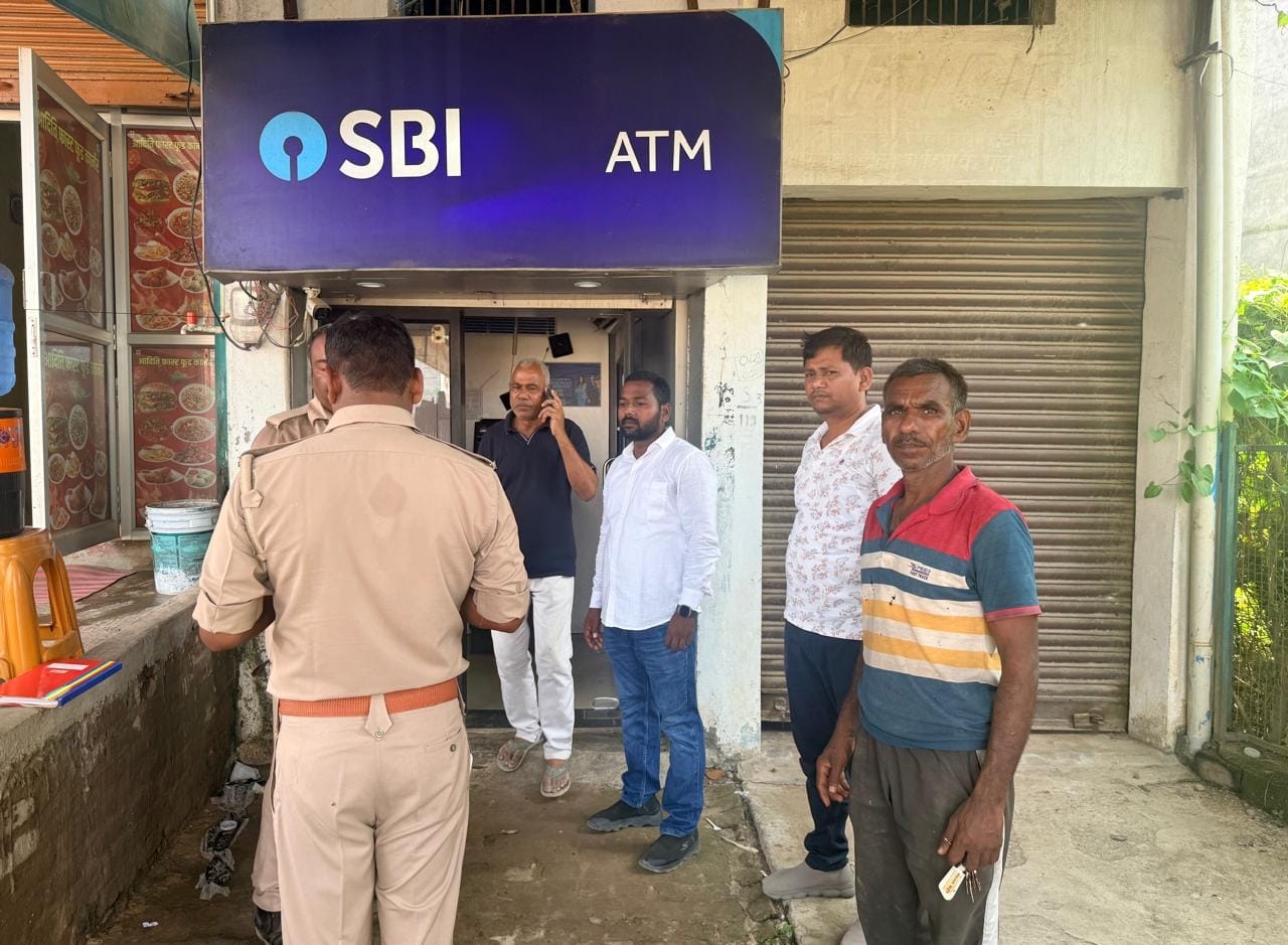 सलेमपुर के एटीएम में जांच करती पुलिस