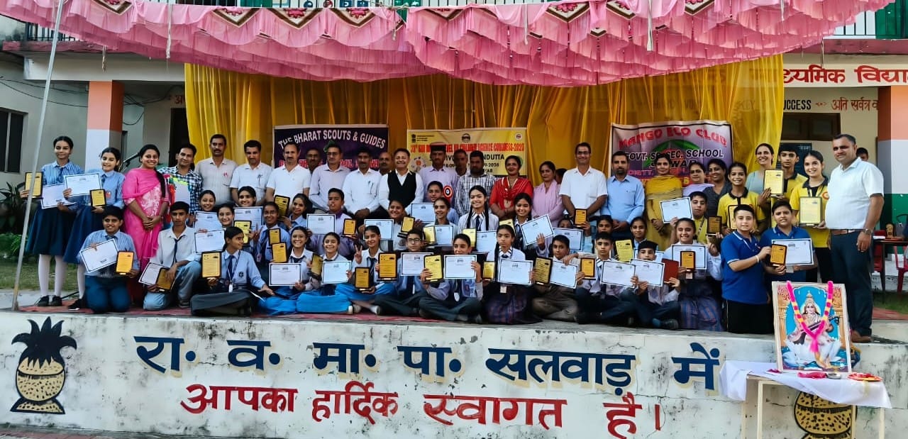 सलवाड़ स्कूल में आयोजित उपमंडल स्तरीय बाल विज्ञान कांग्रेस के विजेताओं को सम्मानित करते हुए। स्