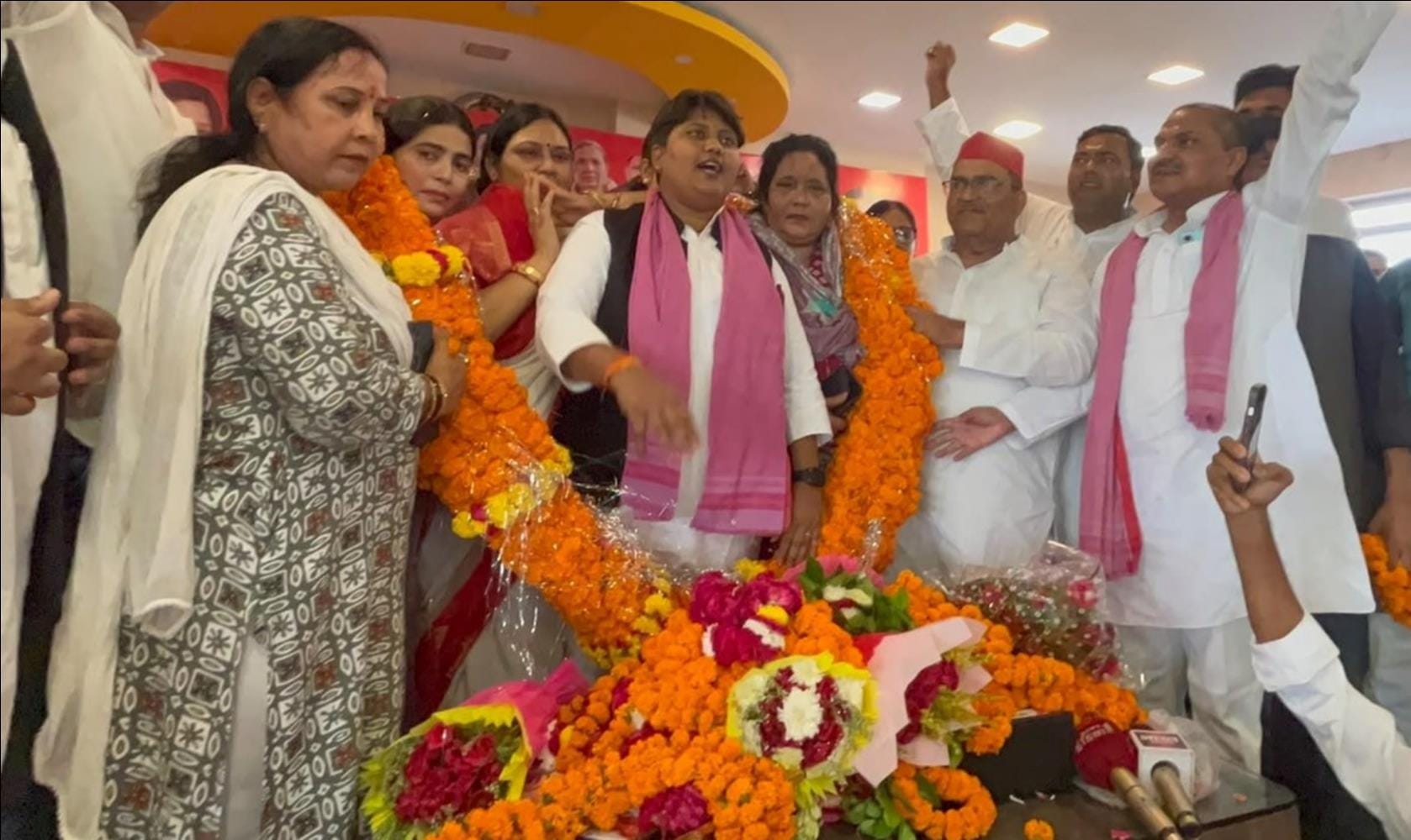 सपा के महिला जन संवाद में मुख्य अतिथि का स्वागत करते पदाधिकारी।