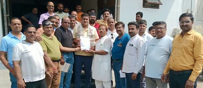 सांसद सतीश गौतम को ज्ञापन देते उत्तर प्रदेश उद्योग व्यापार मंडल के पदाधिकारी।