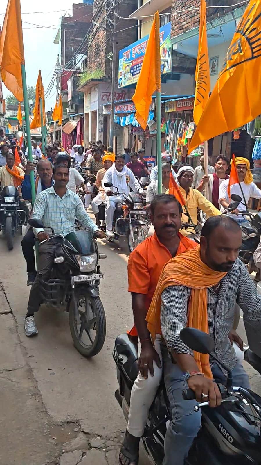 संत गणीनाथ जन्मोत्सव पर मुहम्मदाबाद में निकली शोभायात्रा में शामिल लोग। संवाद