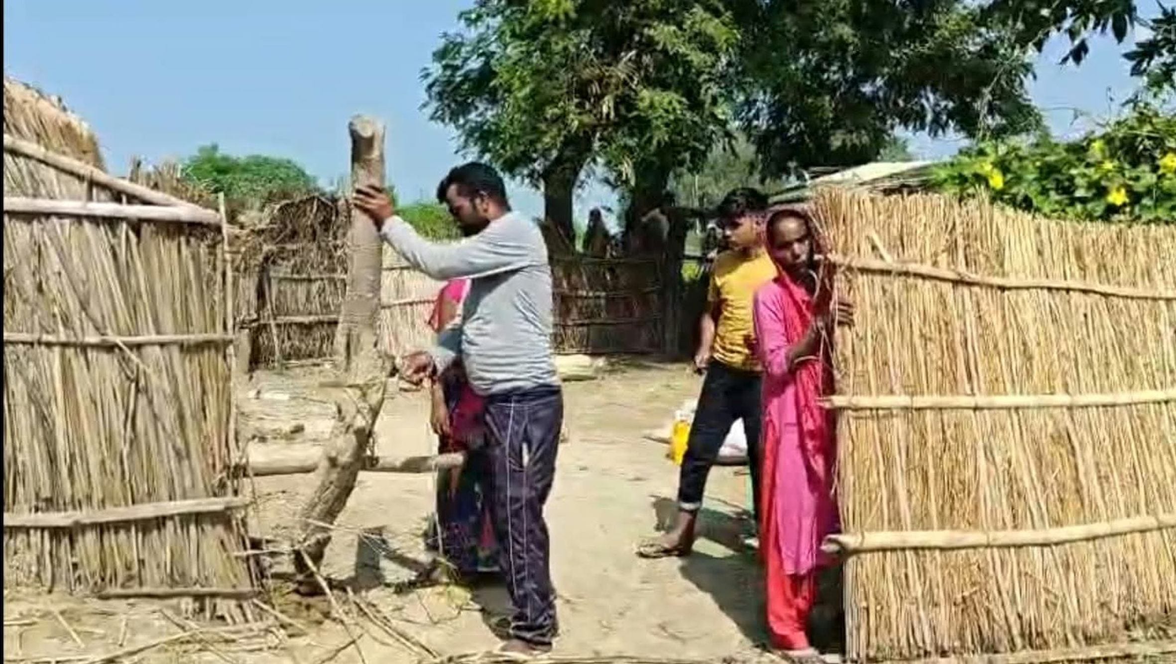 सीतारामपुरवा में नहर के किनारे बनी झोपड़ी हटाते मुरली व उनका परिवार। 
