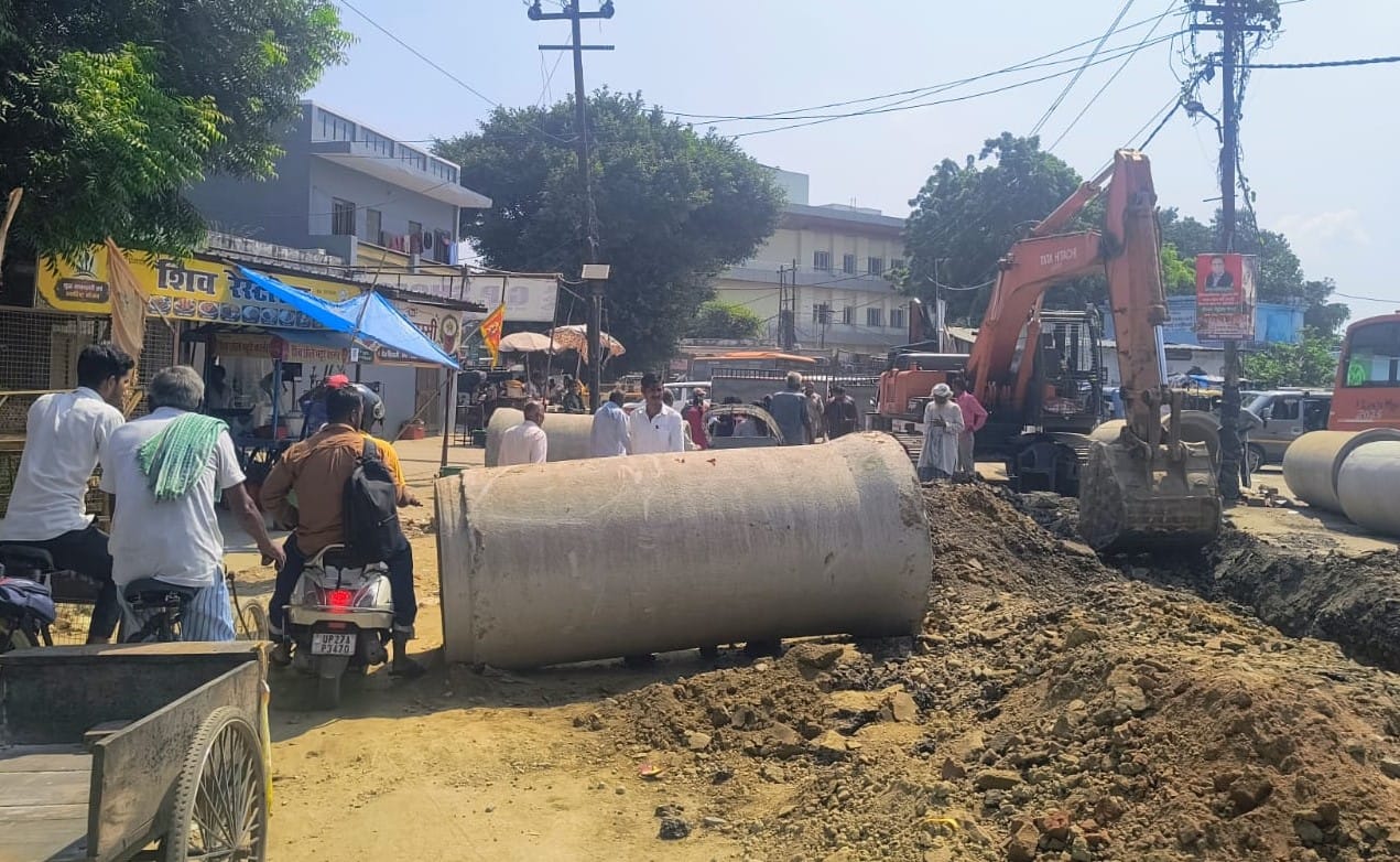 स्टेशन रोड पर पुलिस लाइन गेट के सामने नाला निर्माण के लिए हो रही खोदाई। संवाद