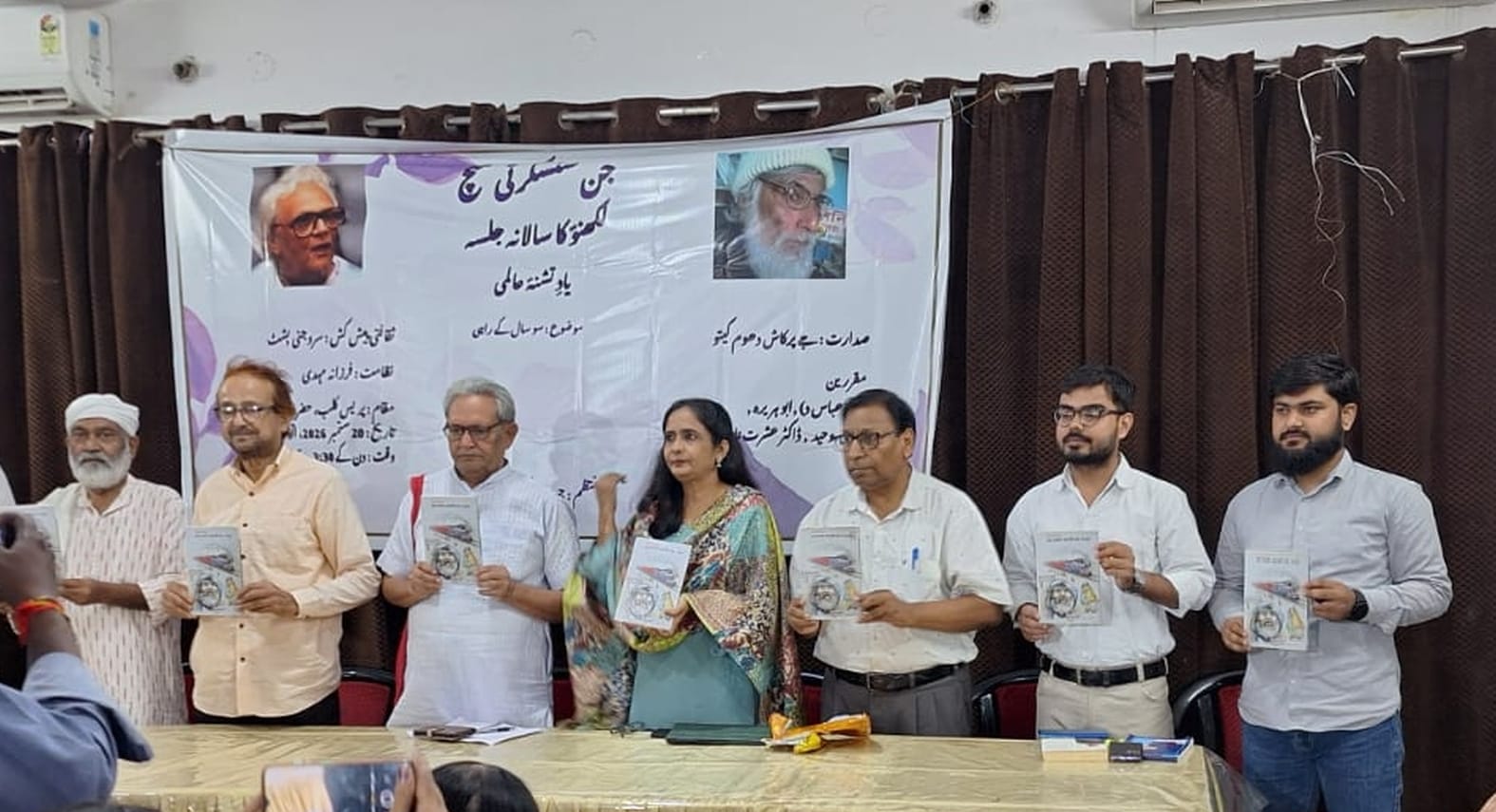 शब्बीर हसन ''अली सागर'' की डाॅ. तशना आलमी एक अजूबा नाटक किताब का विमोचन करते अतिथि।