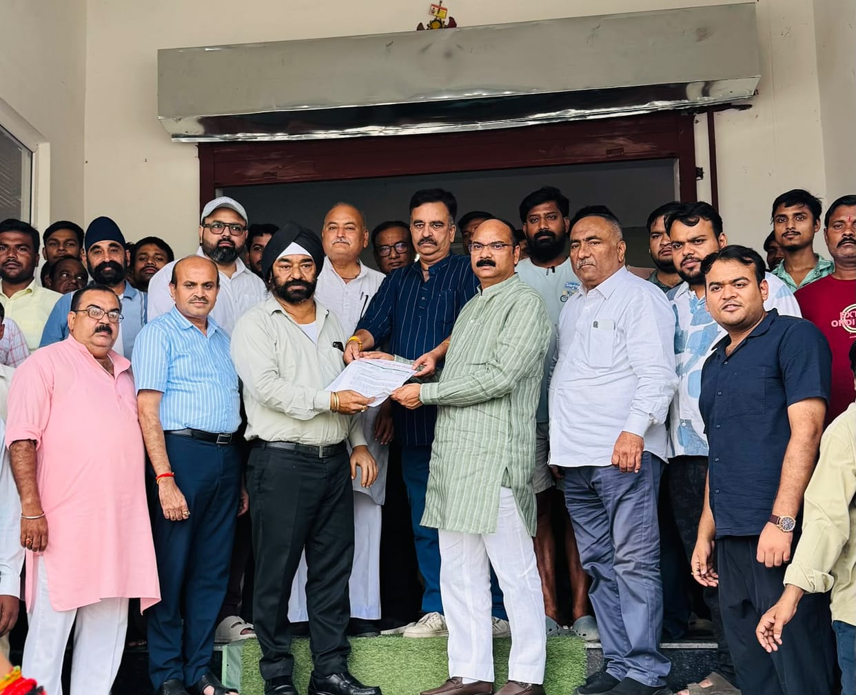 Traders submitted a memorandum to the MP protesting against MDR charges on UPI.
