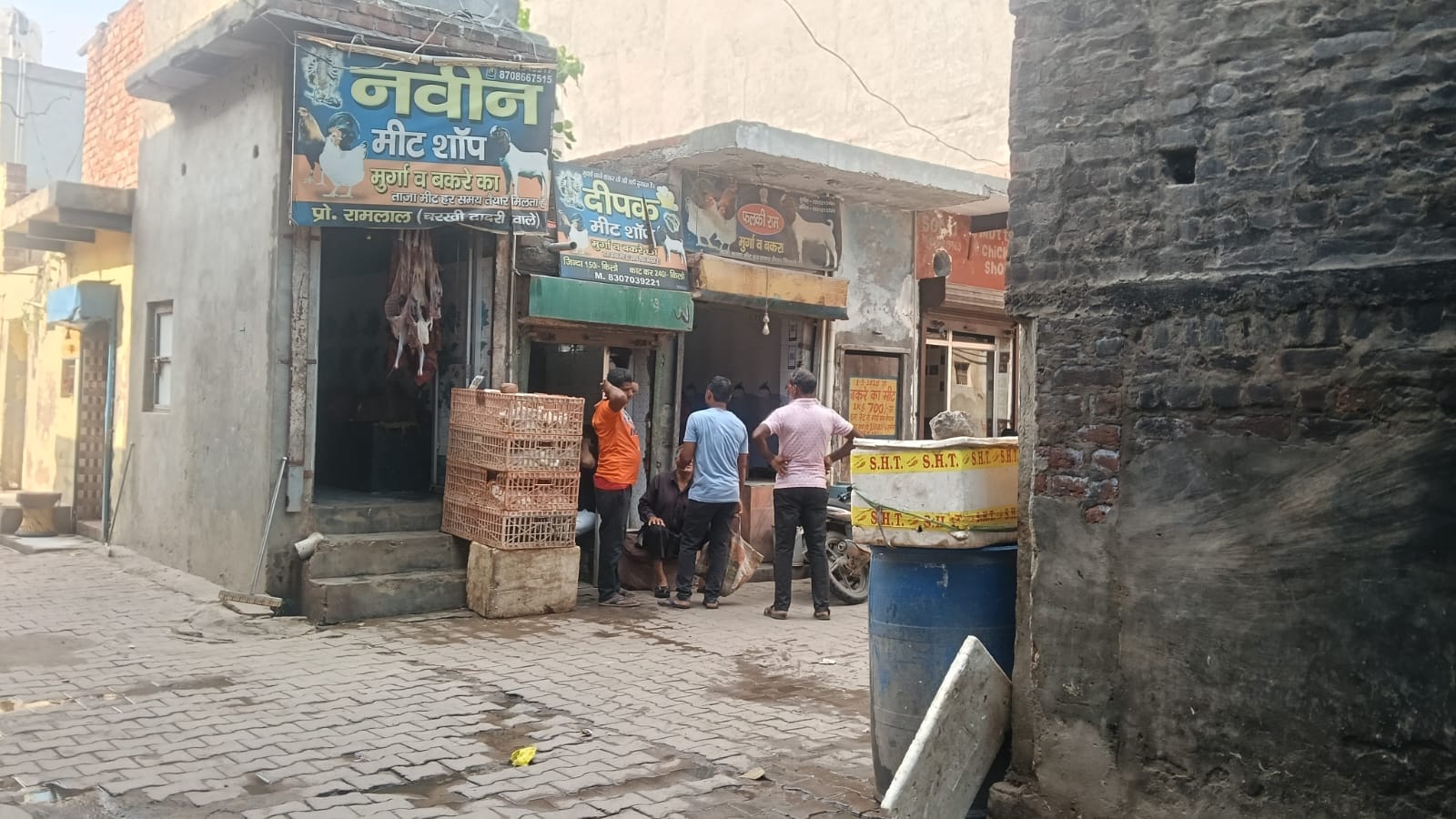 शहर के बीचों बीच बनी मीट मार्केट। 