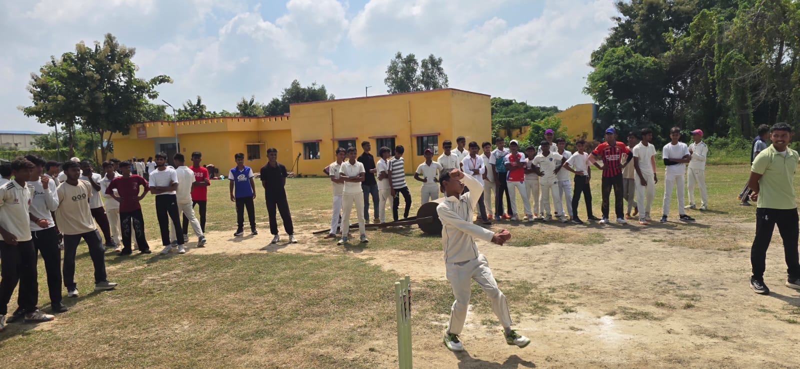 - शहर के एकलव्य स्टेडियम में ट्रायल में प्रतिभाग करते खिलाड़ी। स्रोत शिक्षा विभाग