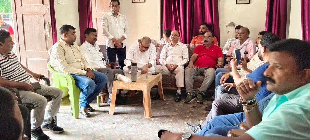 शहर के खानकोठ में भारतीय आदर्श व्यापार मंडल की जिला कमेटी की मासिक बैठक में बोलते वक्ता। स्रोत-