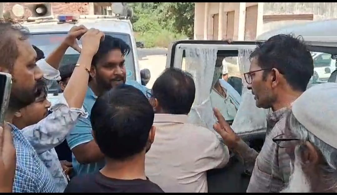 शामली में स्वास्थ्य टीम से लोगों की होती नोकझोंक। स्रोत वीडियोग्रेब
