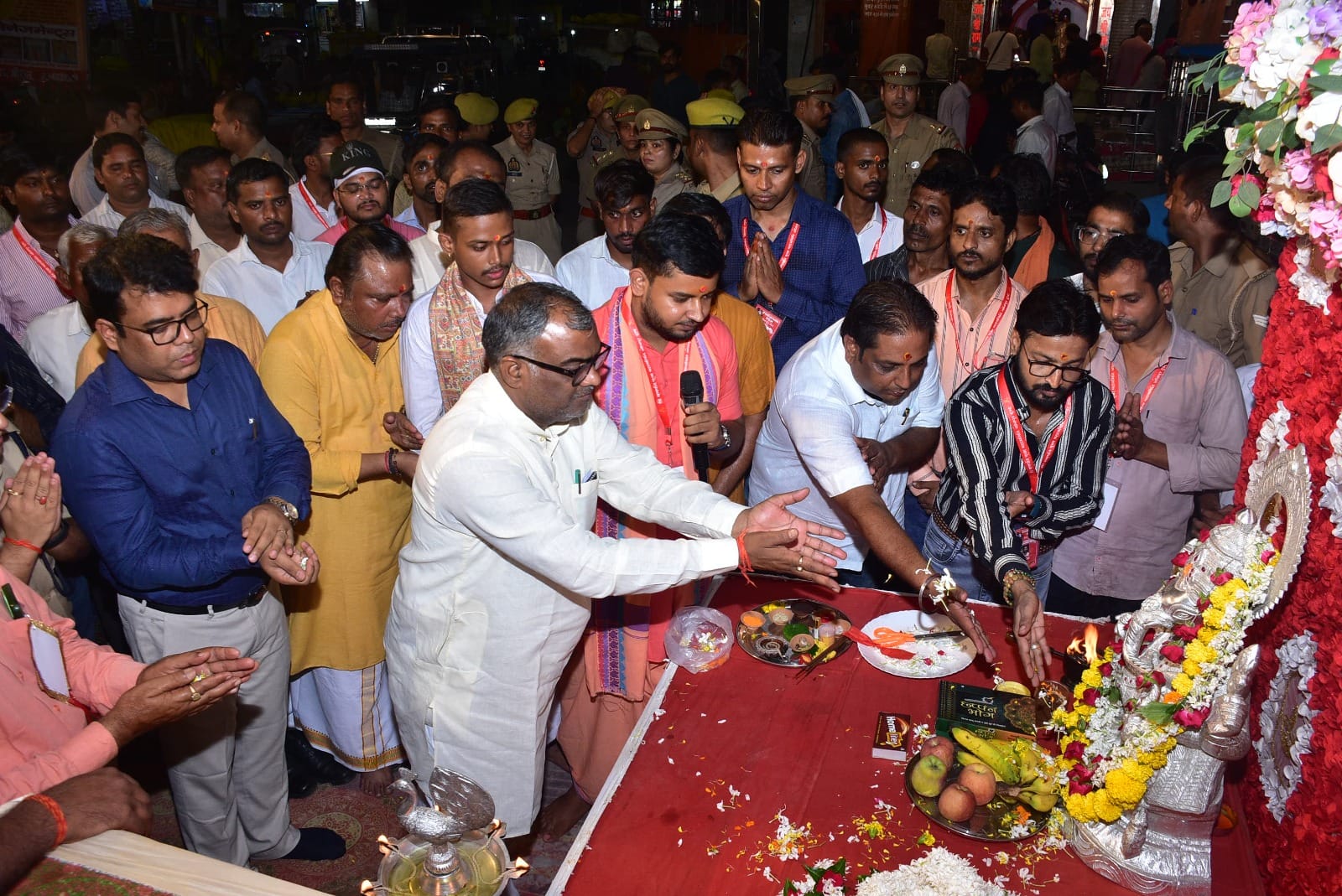 श्री गणपति पूजा महासमिति जौनपुर ट्रस्ट के नियंत्रण कक्ष के उदघाटन के मौके पर पूजा करते राज्यमंत