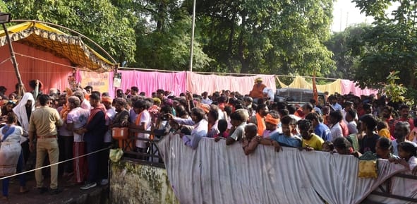 श्री गणेश उत्सव मंडल चौक की ओर से आयोजित लखनऊ का राजा चौक की ढोल नगाड़ों के साथ विसर्जन यात्रा 