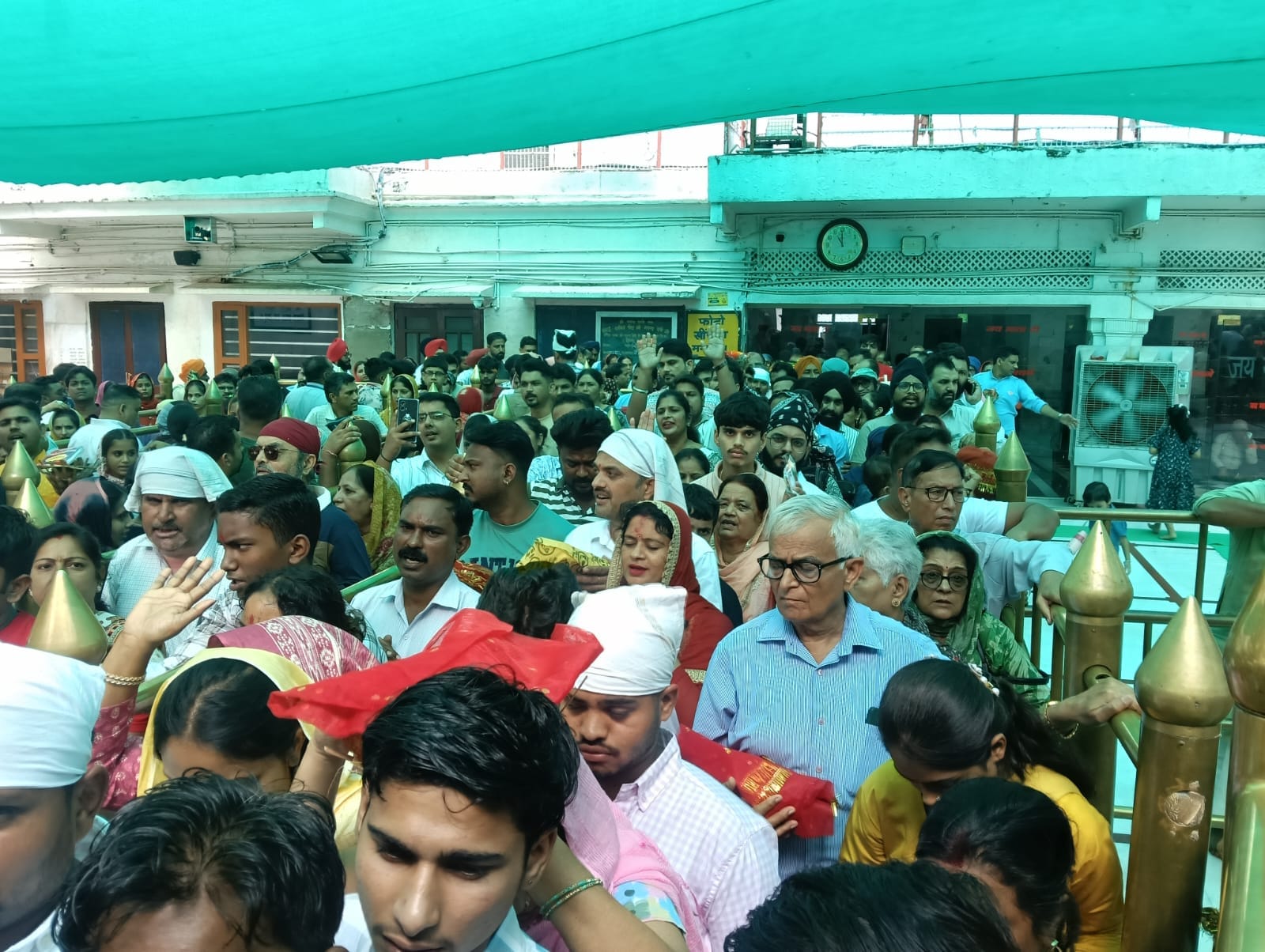 श्री नयना देवी जी में दर्शन के लिए कतारों में खड़े श्रद्धालु। संवाद