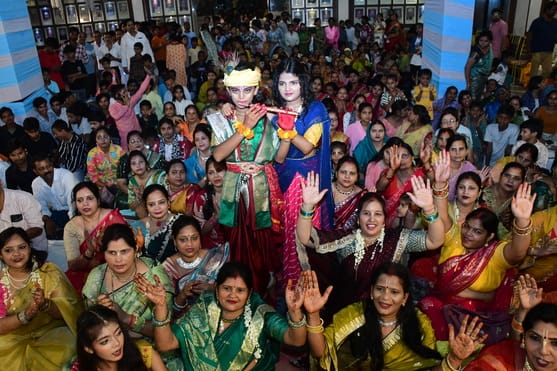 Devotees sway to the bhajan Lete Jaana Re Hari Ka Naam...