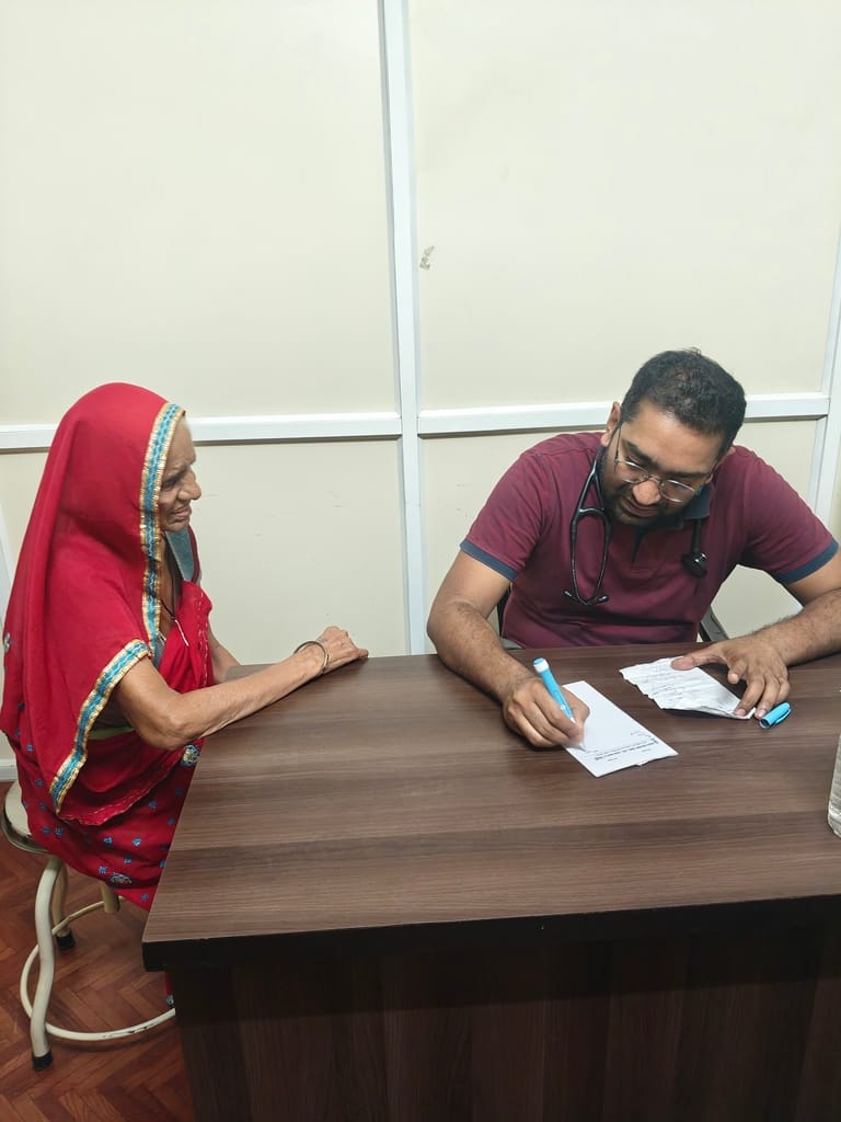 शिविर में मरीज की जांच करते डॉक्टर। स्रोत : संस्था