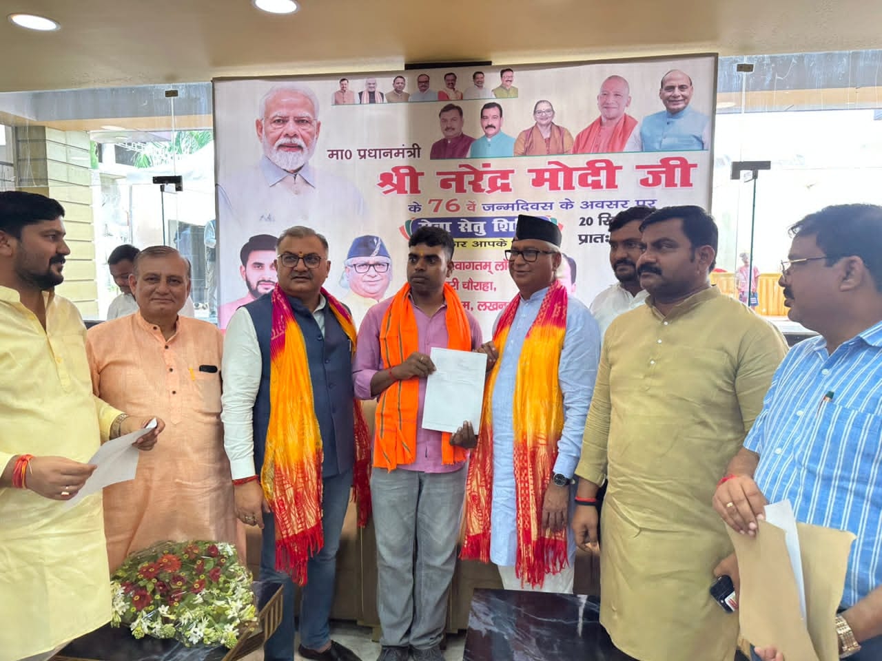 शिविर में सरकारी सुविधाओं की जानकारी देते विधायक।