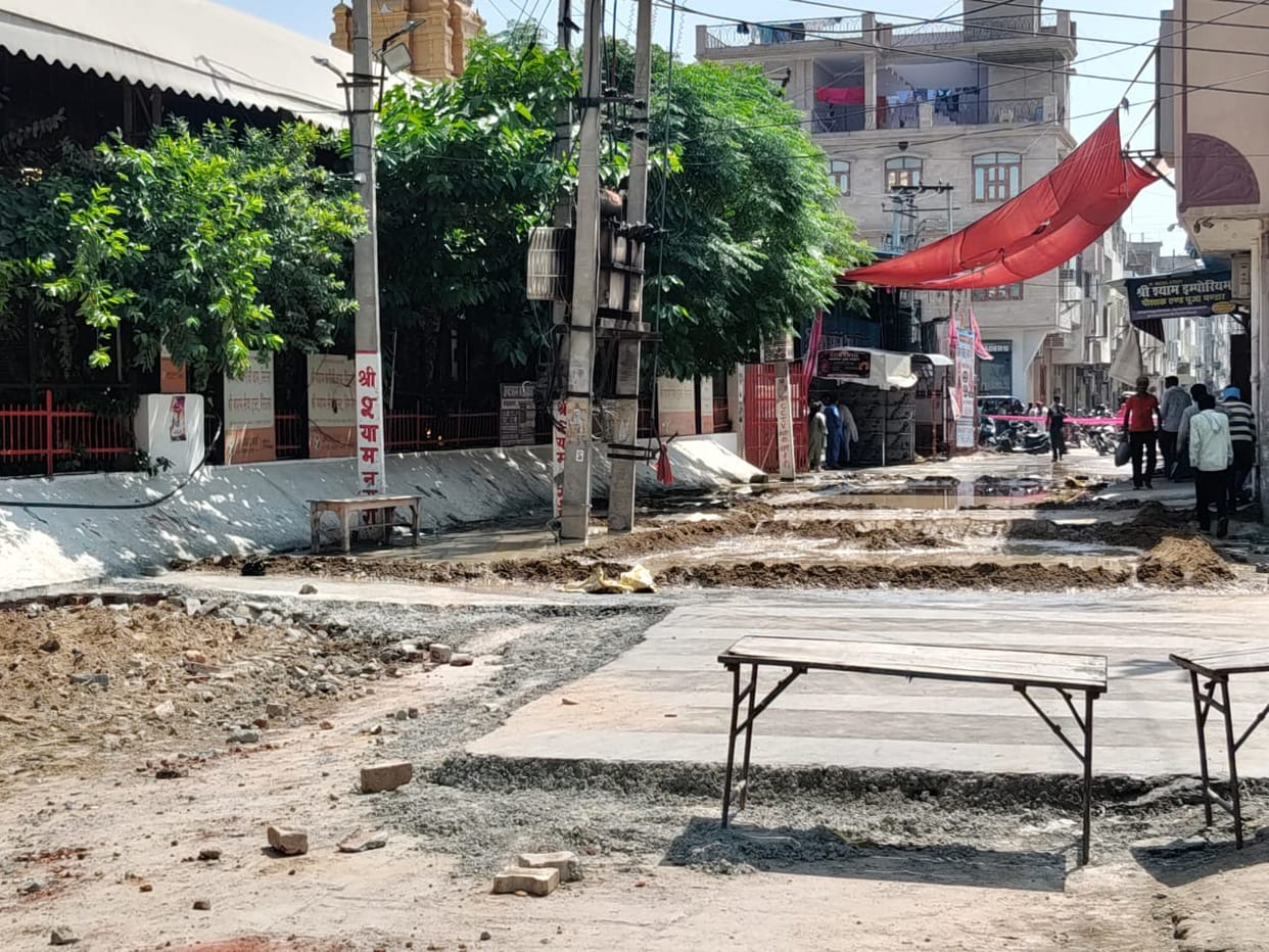 24 feet road made of 16 feet