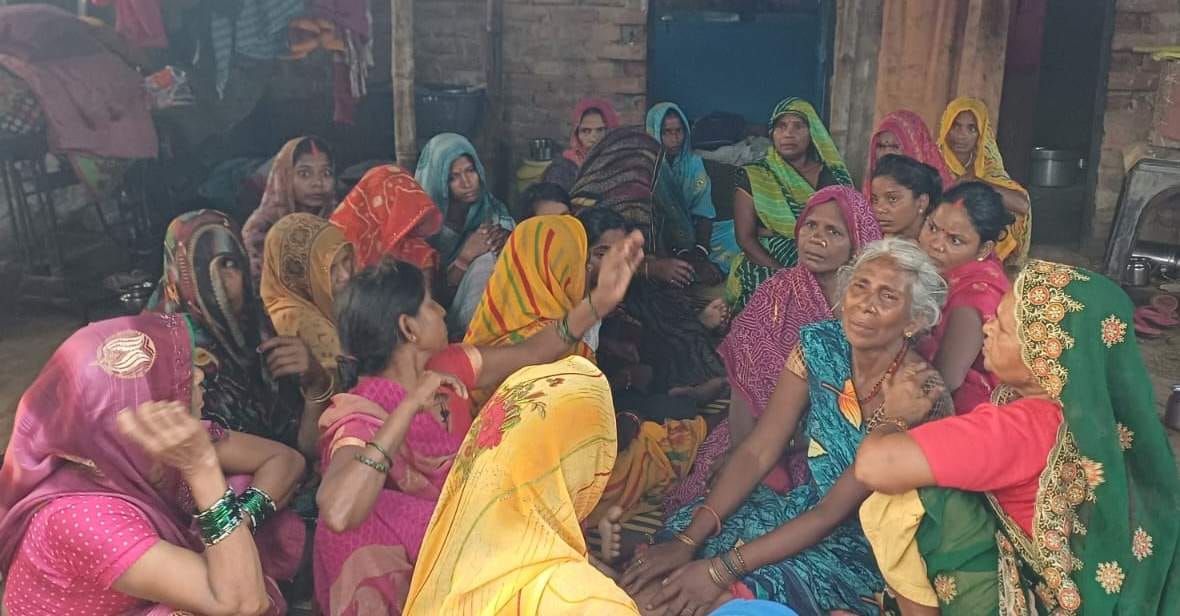 टांडाकला के सोनबरसा में रोते बिलखते अवधेश निषाद के परिजन। संवाद