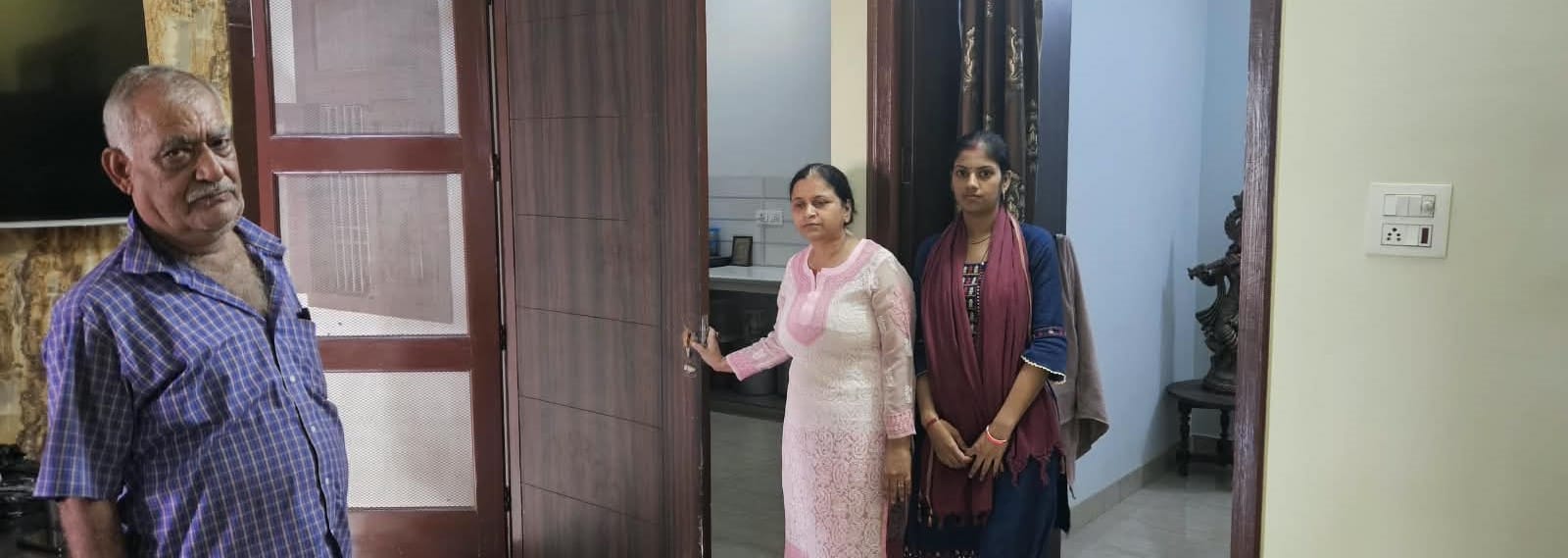 तिलहर के मोहल्ला बनवारीपुर में चोरी की घटना की जानकारी देता परिवार। संवाद