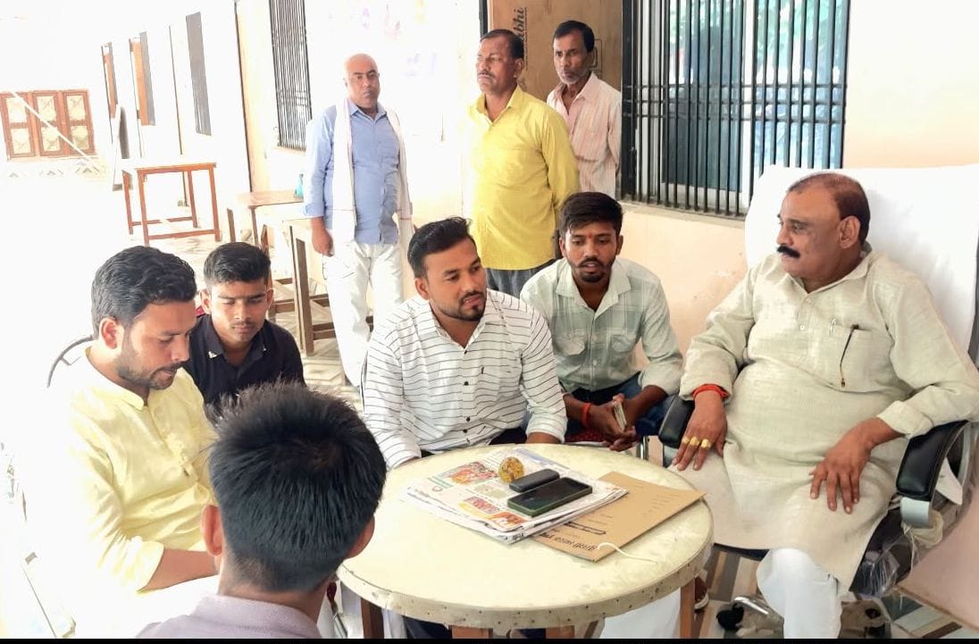तुलसी स्मारक इंटर कॉलेज परसपुर में प्रधानाचार्य से बात करते एबीवीपी के कार्यकर्ता। स्रोत: संगठन