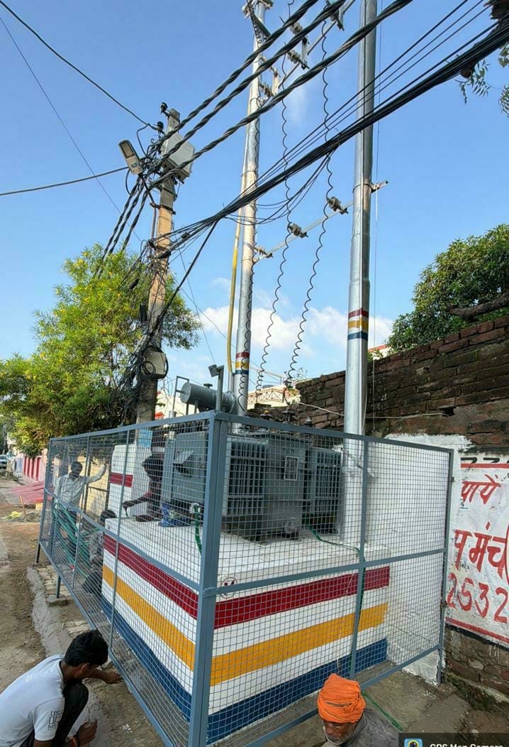 तीन रंगों में रंगे जा रहे बिजली नेटवर्क।