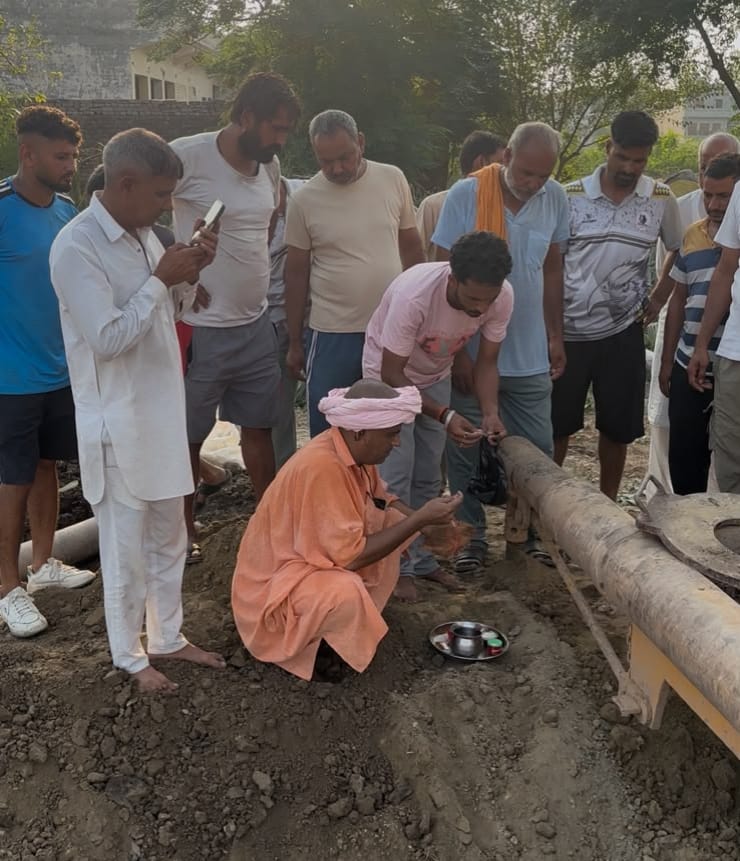 ट्यूबवेल का शिलान्यास करते बाबा बालकनाथ