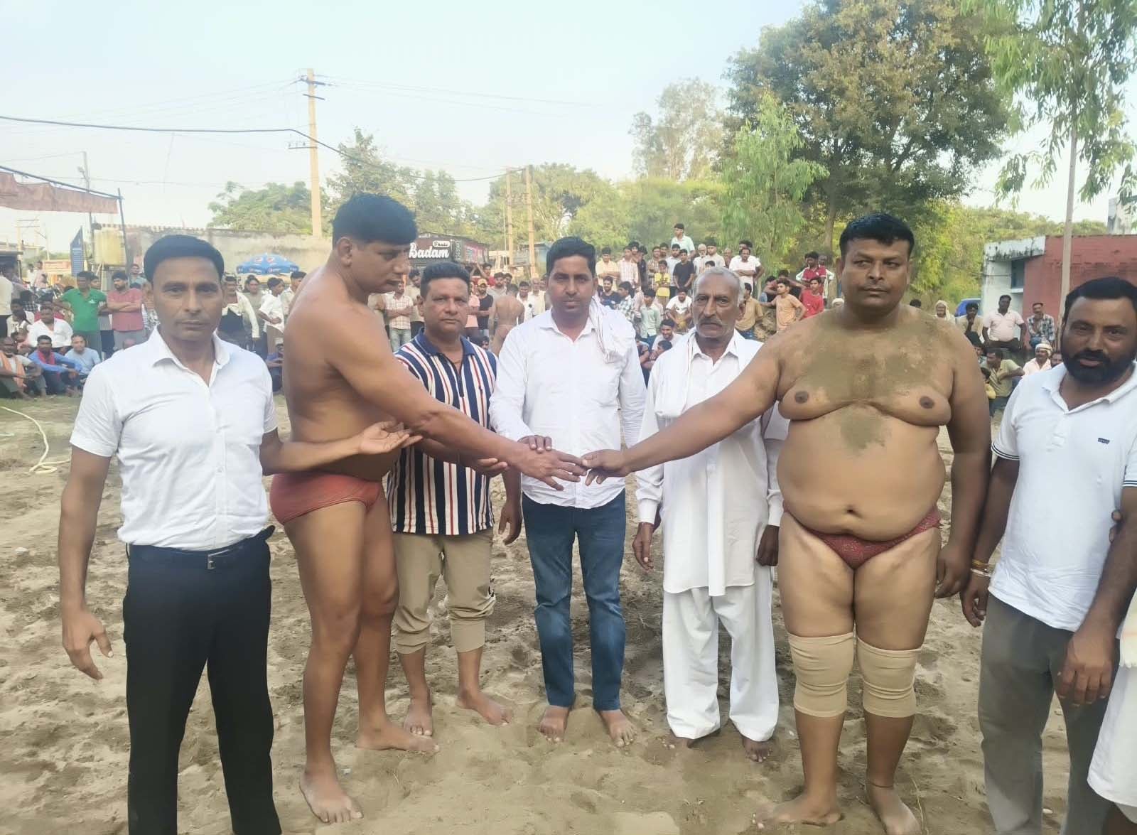 Ashok from Makhala defeated Raman from Karnal in the wrestling match