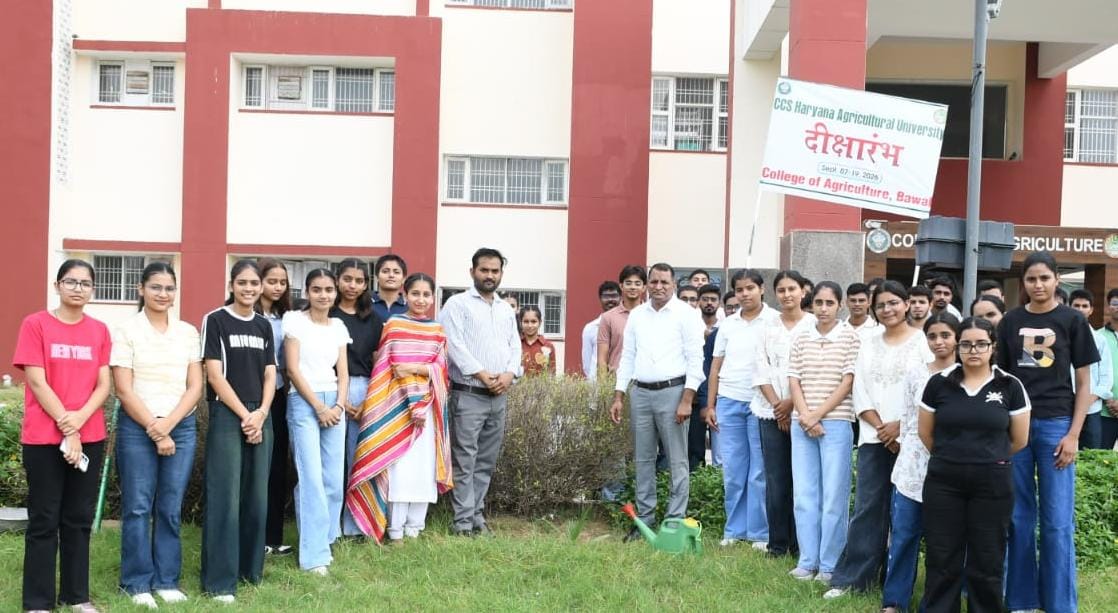 दीक्षारंभ कार्यक्रम संपन्न होने के बाद एकजुट विद्यार्थी व स्टाफ। स्रोत : कॉलेज