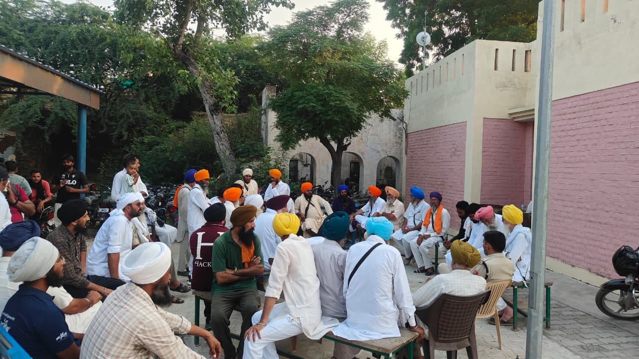 थाने में मौजूद सिख संगत,स्त्रोत संगत 