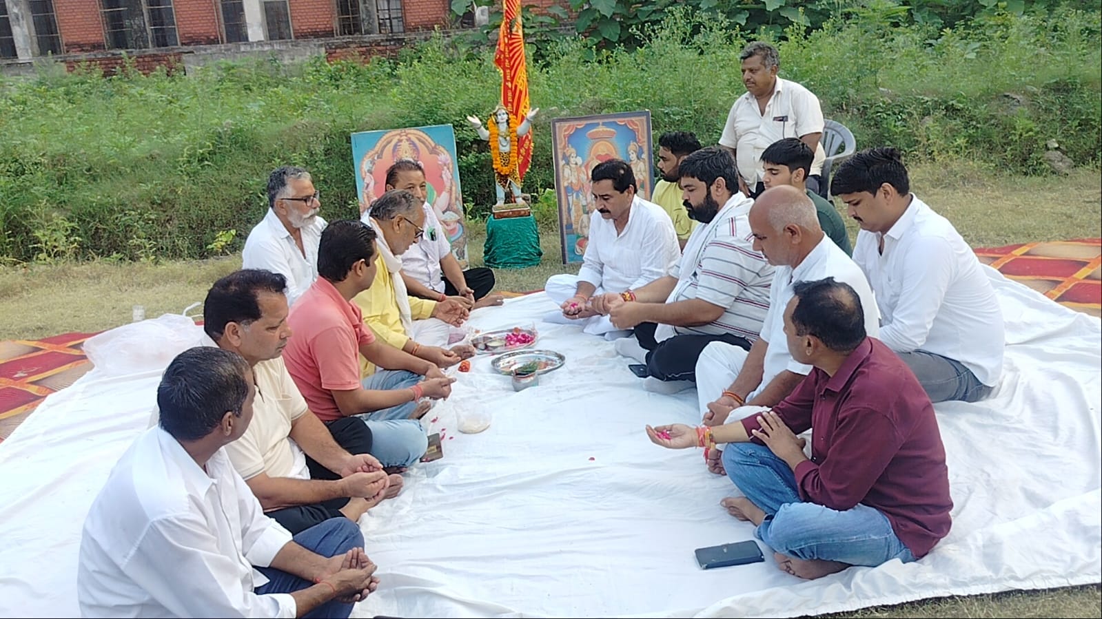 दौराला में रामलीला के लिए  हवन पूजन कर मंचन का शुभारंभ किया गया