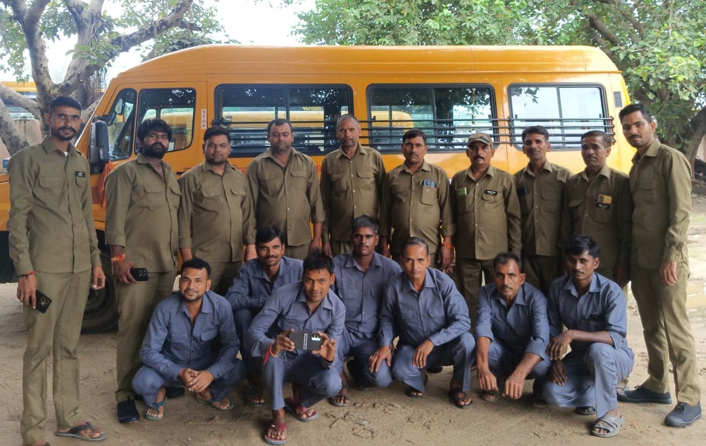 द्रोपदी देवी इंटर कॉलेज में ड्रेस में मौजूद चालक। संवाद