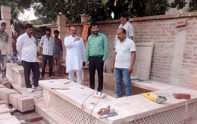 उझानी में फुटपाथ सौंदर्यीकरण के निर्माणाधीन कार्य को देखते पूर्व राज्यमंत्री विमलकृष्ण अग्रवाल