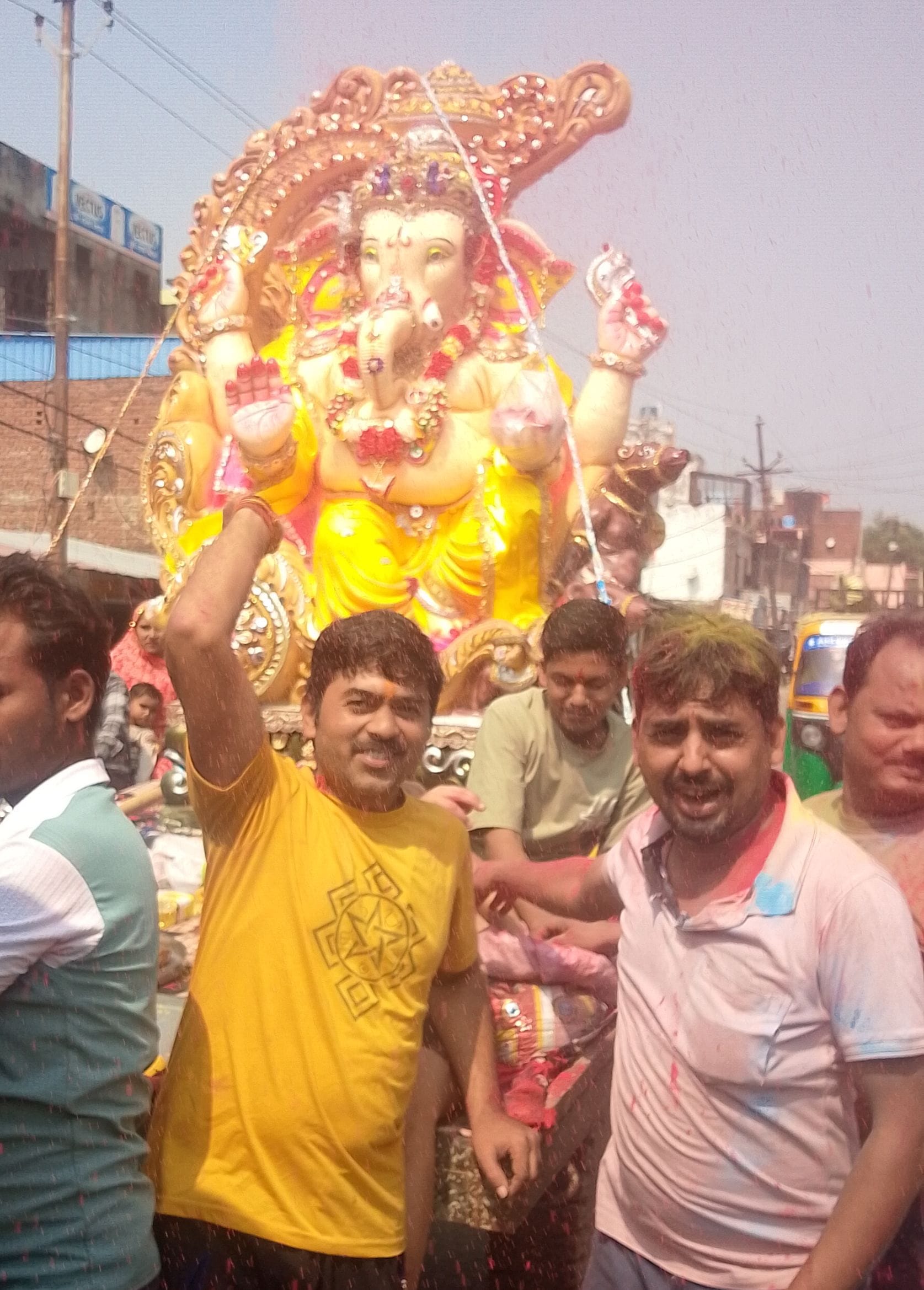वजीरगंज में गणेश विसर्जन यात्रा निकालते श्रद्धालु। संवाद