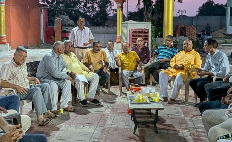 21जेएनडी02: जयंती देवी मंदिर में नवरात्र पर्व की तैयारियों को लेकर बैठक करते हुए पुजारी व श्रद्